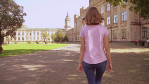 幸福的女子在大学附近行走24秒视频