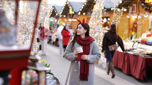 女生在圣诞市集上逛街视频