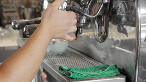 咖啡师在起泡罐中蒸牛奶为咖啡店顾客准备饮料16秒视频