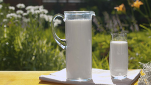 有一杯牛奶在园中22秒视频