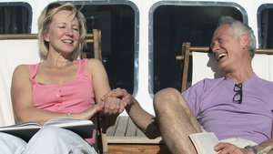 老夫妇坐在船上躺椅上愉快的聊天10秒视频