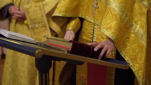 牧师在教堂祷告14秒视频