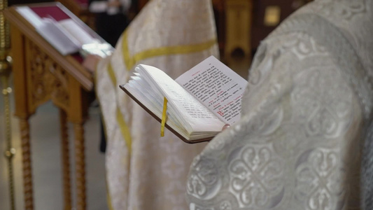 牧师在教堂祷告圣洁仪式视频