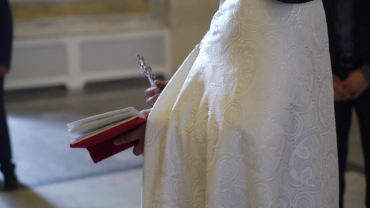 牧师在教堂祷告圣洁仪式视频