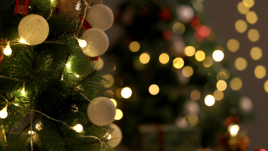 灯光虚化背景下的圣诞树视频