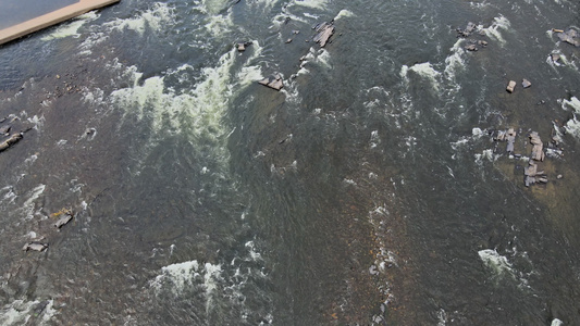 一个小瀑布垂直向下俯立从特拉华河高处的一头高地视频