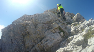 登山者第一视角以探险攀爬到朱廉雅阿尔卑斯山脉上的岩石26秒视频