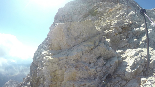 登山者第一视角以探险攀爬到朱廉雅阿尔卑斯山脉上的岩石视频