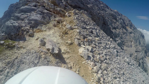 登山者第一视角以探险攀爬到朱廉雅阿尔卑斯山脉上的岩石30秒视频