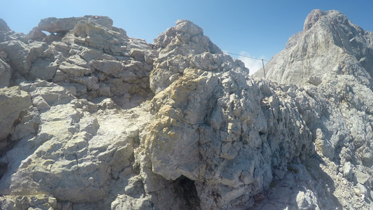 登山者第一视角以探险攀爬到朱廉雅阿尔卑斯山脉上的岩石视频