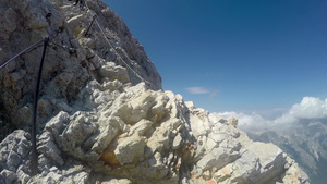 阿尔卑斯山脉上的岩石30秒视频