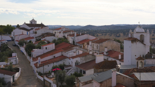 在Portugal的城堡中看到白色传统房屋和教堂在视频
