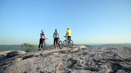 岩石上的三个骑自行车者看风景视频