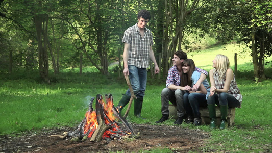 篝火旁的年轻成年朋友视频