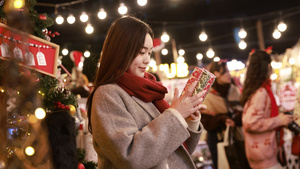 女孩准备好圣诞礼物却久久等不到朋友到来21秒视频