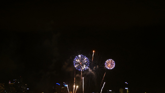 国家节日新年晚会或生日派对的夜里在天上展示真正多彩视频