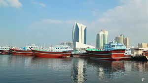 迪拜河的单桅帆船13秒视频