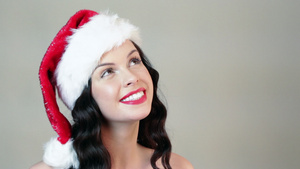 戴着圣诞帽抬头仰望的年轻女子8秒视频