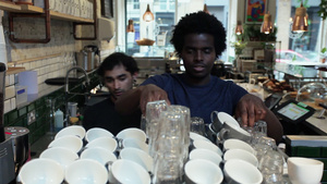 男人在咖啡店里整理杯子6秒视频