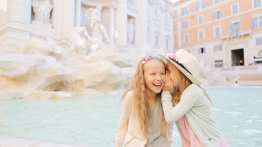 靠近喷泉FontanadiTrevi的小美少女视频