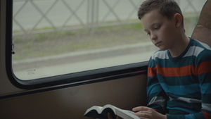 搭乘公共汽车穿过城市阅读一本书30秒视频