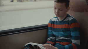 搭乘公共汽车穿过城市阅读一本书13秒视频
