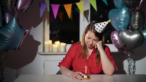 独自庆祝生日的年轻女子悲伤20秒视频