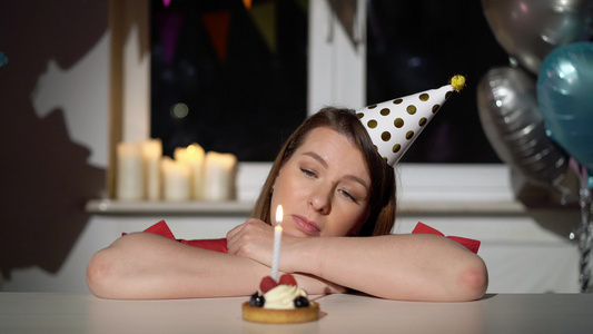 独自庆祝生日的年轻女子悲伤的无聊和疲倦的女孩bday视频