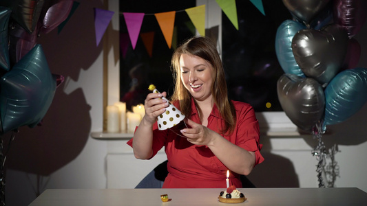 独自庆祝生日的年轻女子快乐的姑娘与蛋糕气球视频