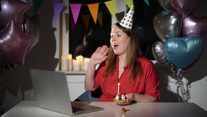 使用笔记本电脑摄像头庆祝她的生日27秒视频
