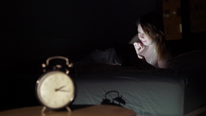 晚上睡在卧室里用智能手机的年轻美女9秒视频