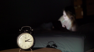 晚上睡在卧室里用智能手机醒着的年轻美女手机上瘾者的15秒视频