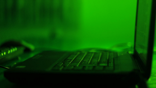 黑暗中的笔记本电脑视频