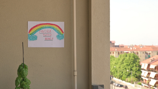 都灵皮埃蒙特意大利阳台墙上画着彩虹上面写着一切视频