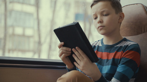 一个小男孩在汽车上看书14秒视频