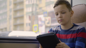 利用计算机平板电脑上的社交网络对一名青年男孩用公共汽车31秒视频