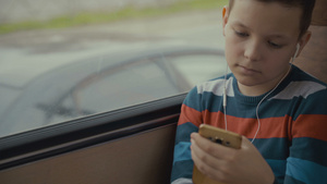 一个小男孩乘公共汽车21秒视频