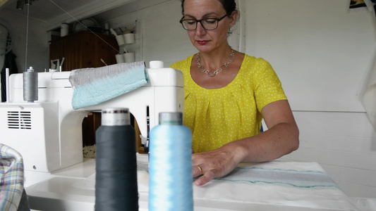 缝纫机缝纫衣服的女人视频