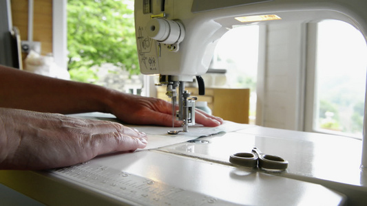 特写熟练使用缝纫机的女人视频