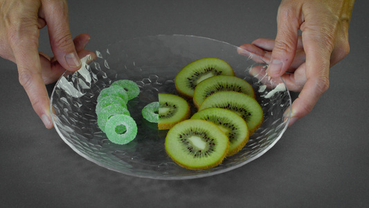 有不健康糖果的健康的kiwi视频