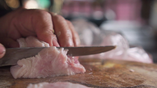 老太婆用刀切生猪肉准备做饭吃东西视频