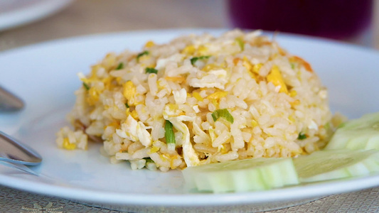 饭炒饭碗里有蔬菜和鸡蛋准备在餐厅吃视频