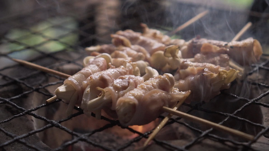 培根和蘑菇在炉子上烤烤肉有人翻滚火焰冒出来慢动作视频