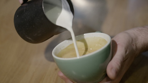 将牛奶倒入咖啡中37秒视频