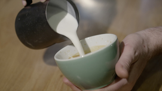 调制咖啡将牛奶倒入咖啡中视频