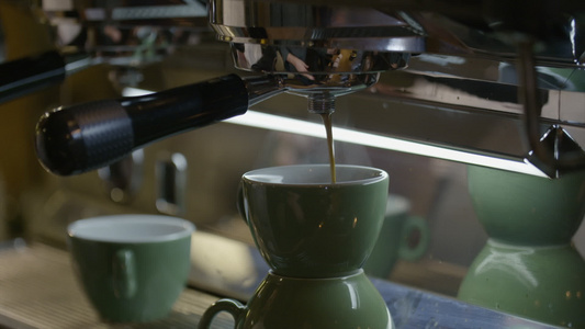 浓缩咖啡机加工过制作咖啡视频