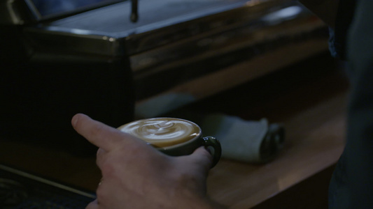 咖啡师将牛奶倒入咖啡中视频