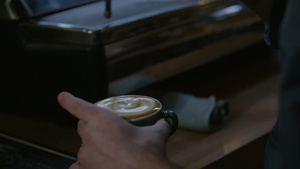 咖啡师将牛奶倒入咖啡中7秒视频