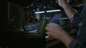 准备制作咖啡的咖啡师13秒视频