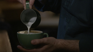 咖啡师将牛奶倒入咖啡中11秒视频
